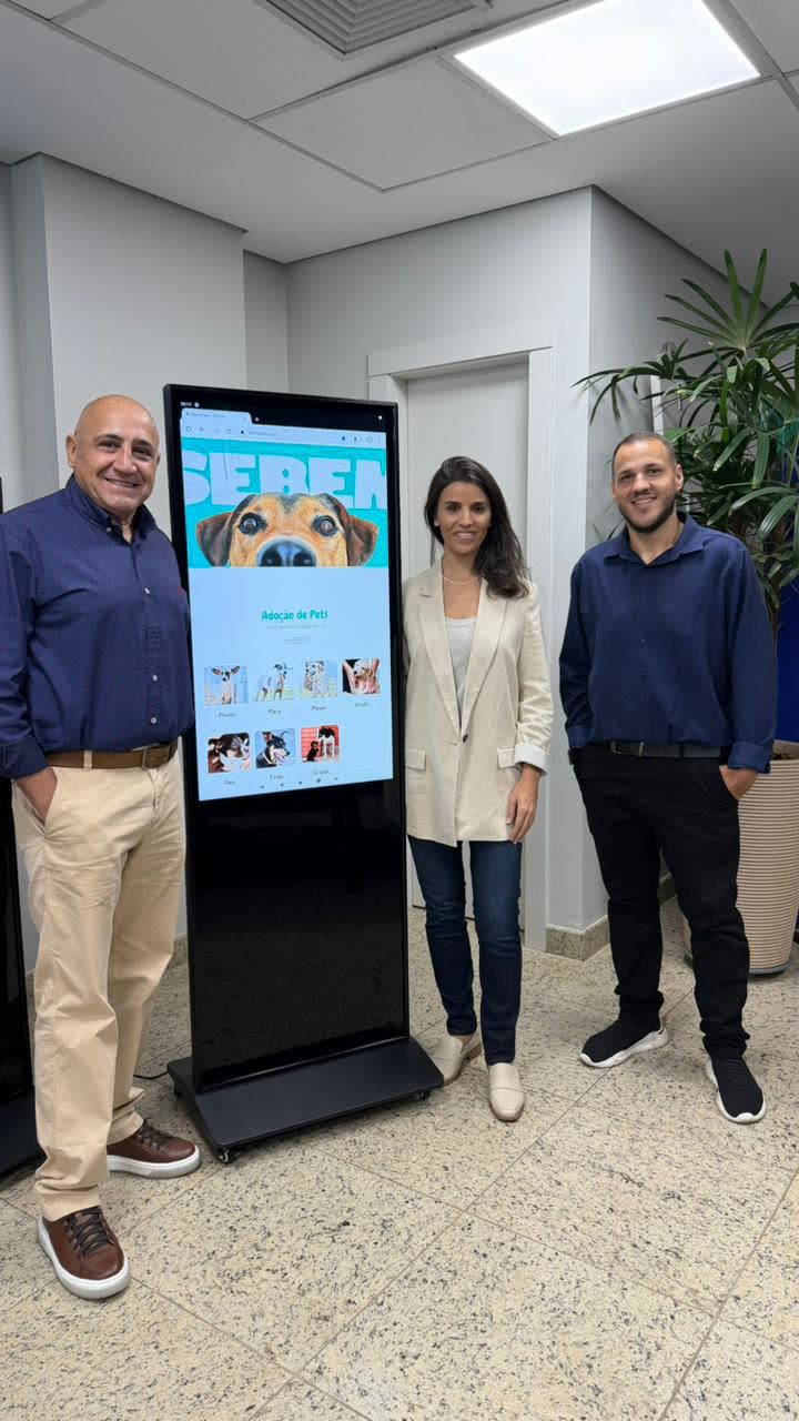 Equipe Mercado Full com totem instalado em projeto