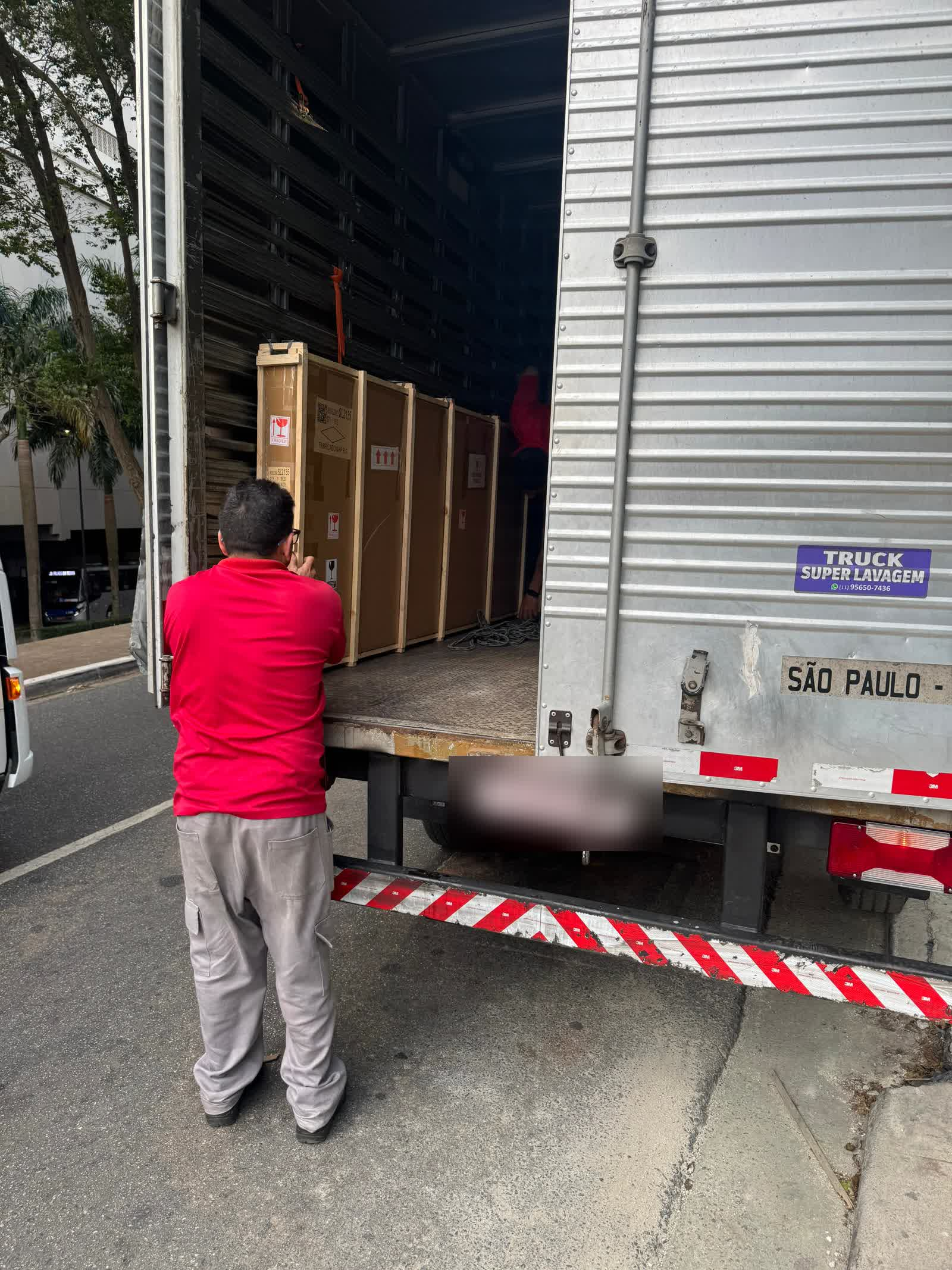 Totens embalados sendo carregados em caminhão