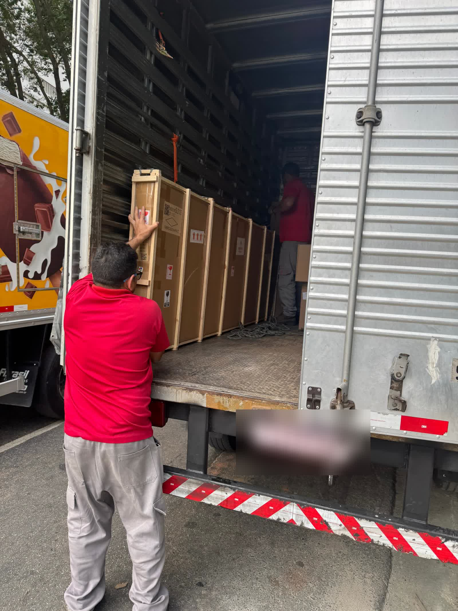 Carga de totens em caminhão